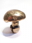 版数2 能站起來的蘑菇雕塑，鑄銅着色，10×20×7cm，2014 潘柬芝